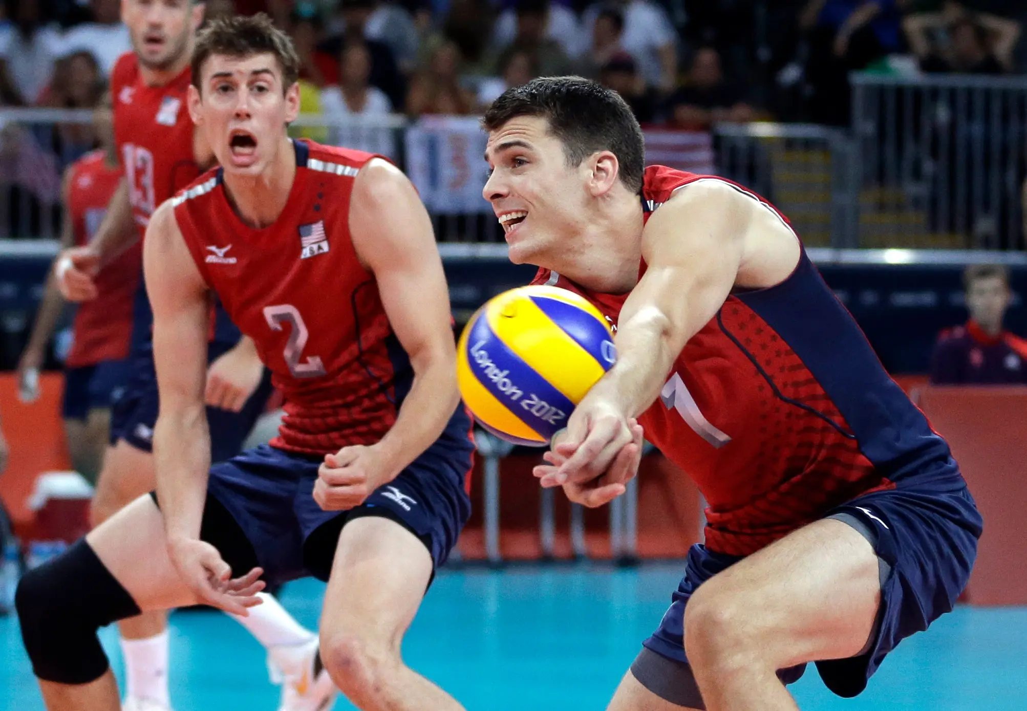 cach-thuc-hien-ky-thuat-dem-bong-thap-tay-trong-bong-chuyen-dog-volleyball-superjumbo